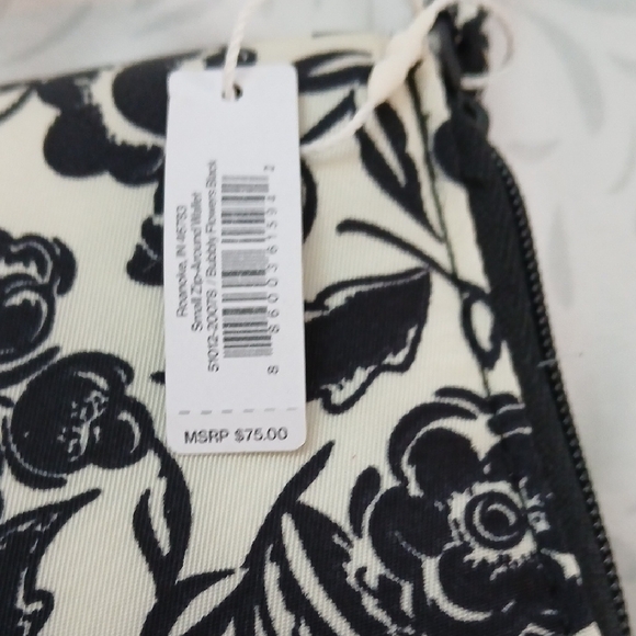 NWT Vera Bradley Black and White Floral Zip Around "Pocket" Wallet - Picture 2 of 3